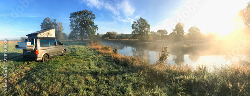 Fotomural // Vanlife als Lifestyle - Wohnmobil in freier Natur am Fluss