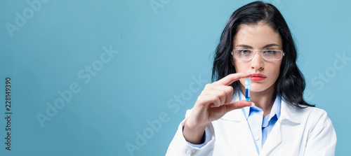 Fotografía Laboratory scientist researcher with a test vial on a blue background