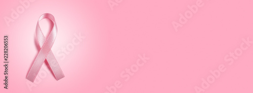 Fotografía pink ribbon on pink background with copy space