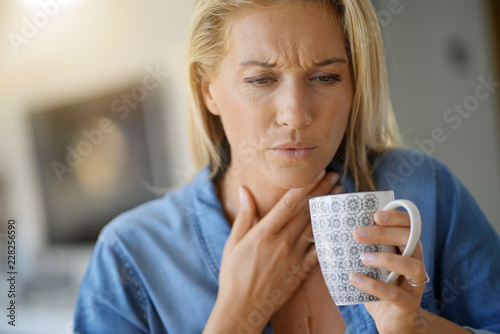 Fotomural 40-year-old woman having sore throat