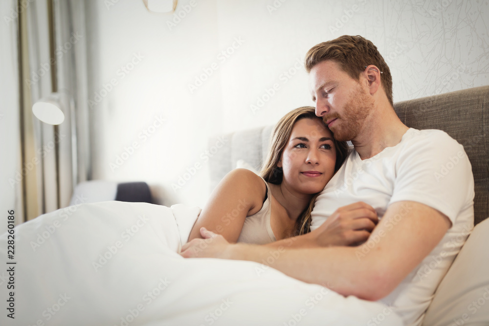 Wandaufkleber Romantic Couple Bonding In Bed Nikkel Art De