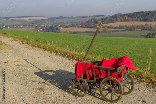 Fotografía A handcart with a red blanket.