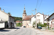dorpsstraat met kerktoren en bovengrondse stroomleidingen in Provenchères-sur-Fave in de Vogezen
