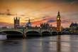 Blick auf die Westminster Brücke und den Big Ben Turm an der Themse in London bei Sonnenuntergang