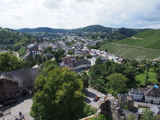 Stadt Saarburg an der Saar - inmitten von Weinbergen in Rheinland-Pfalz
