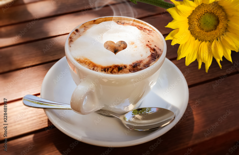 Dampfender aromatischer Kaffee mit Schaum auf einem Holztisch mit  Sonnenblume Stock Photo | Adobe Stock