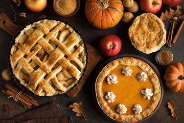 Wall Mural - Thanksgiving pumpkin and apple pies