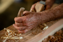 Alte Hände Mit Holzhobel Bearbeiten Einen Holzbalken