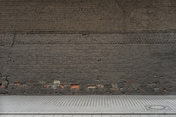 Industriehintergrund schmutzige Sandsteinwand Klinkerwand und Gehweg aus Verbundsteinen - Industrial background dirty sandstone wall clinker wall and pavement of composite bricks