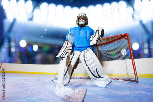 Fotografía Young goaltender preparing to catch the puck