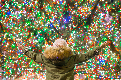 Fotomural Happy girl on the background of the Rockefeller Christmas tree in New York