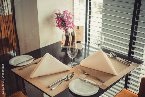 Zdjęcie XXL Piękny stół we francuskiej restauracji.