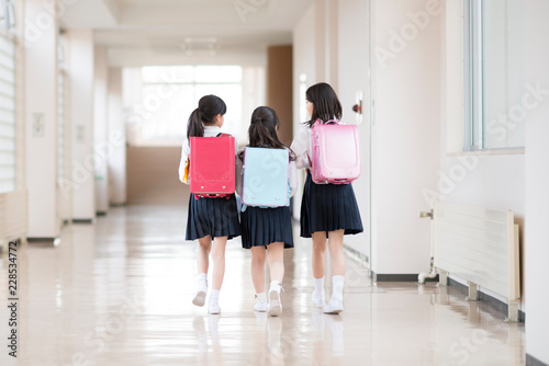 廊下を歩く小学生の後姿 Stock Photo Adobe Stock 廊下を歩く小学生の後姿 Stock Photo Adobe Stock