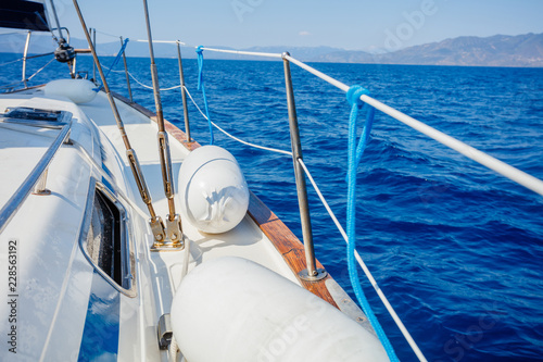 Dekoracja na wymiar  zeglarstwo-statek-jachty-z-bialymi-zaglami-na-otwartym-morzu
