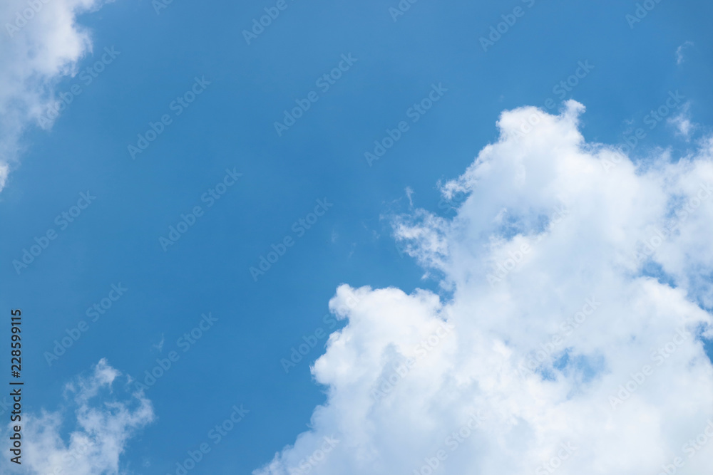 Foto 가을의 맑은하늘, 하늘의 구름, 구름배경 do Stock | Adobe Stock