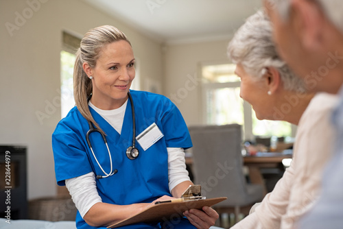 Fotomural Friendly nurse talking with old couple