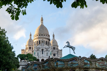 montmartre building paris