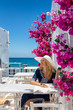 Attraktive, blonde Touristin genießt die typisch griechische Atmosphäre der Kykladeninsel Paros, Griechenland