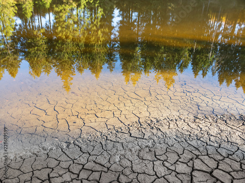 Cuadros en Lienzo Niedriger Wasserstand in einem See aufgrund anhaltender Trockenheit