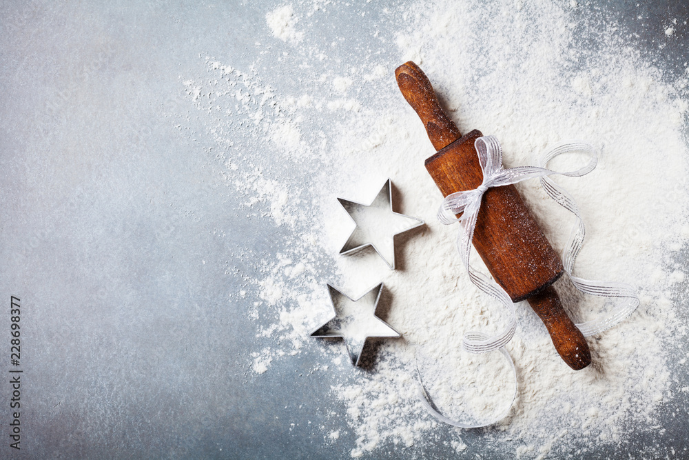 Bakery background for cooking christmas baking with rolling pin and scattered flour on kitchen table top view. - obrazy, fototapety, plakaty 