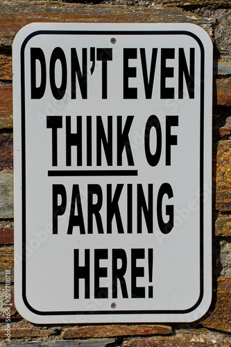 Dekoracja na wymiar  zakaz-parkowania-z-zabawnym-angielskim-tekstem-nawet-nie-mysl-o-parkowaniu-tutaj
