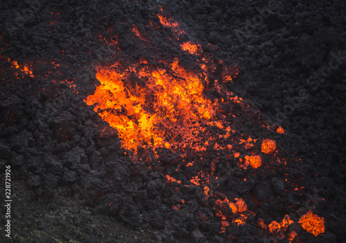 Fotografia Red hot volcanic rock rolls down the side of the active Pacaya volcano, Guatemal