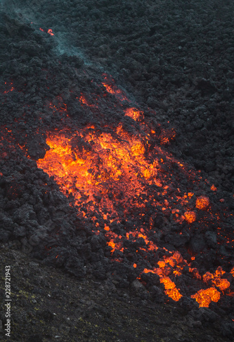 Fotografia Red hot volcanic rock rolls down the side of the active Pacaya volcano, Guatemal