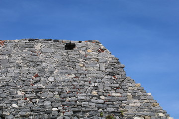 Mura diroccate con cielo azzurro