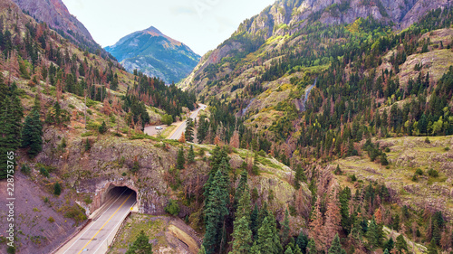 Plakat Aerial Rock Tunnel Road w górach
