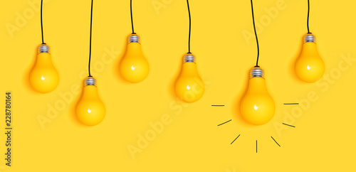 Fotomural Many hanging light bulbs on a yellow background