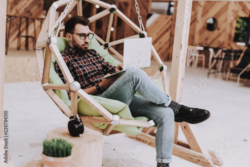 Fotografía Laptop. Smartphone. Hanging Chair.Sit. Brainstorm.