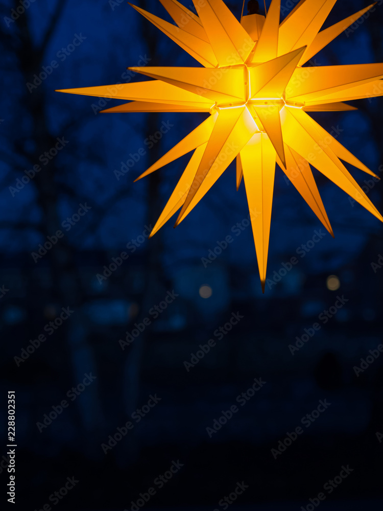 Stimmungsvolles Licht - Adventszeit - Weihnachten - Herrnhuter Stern Stock Photo