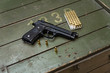 Pistolet z nabojami na skrzyni w strzelnicy 