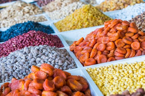 Fotomural Dried fruits and nuts on local food market in Tashkent, Uzbekistan