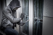 © Guntar Feldmann - Einbrecher hebelt an Fenster