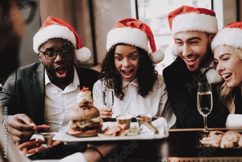 Fotografia Burger. Santa's Hat. Girls and Guys. Young People.