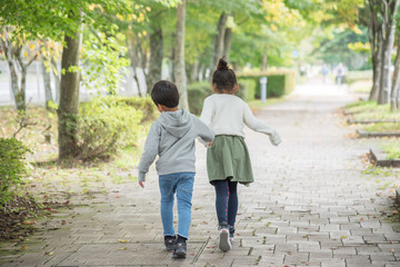 Sticker - 手をつないで歩く子供