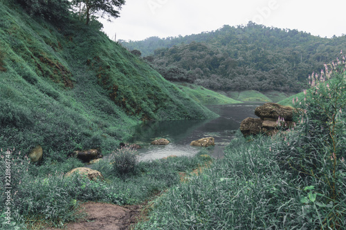Fotografía Beautiful scenic view of mountain and lake in Khun Dan Prakan Chon Dam