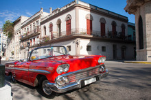 Precioso Coche Americano De Los Años 50 Descapotable Y De Color Rojo Aparcado En La Calle Muy Cerca Del Capitolio. La Habana, Cuba. Viajes Y Turismo.