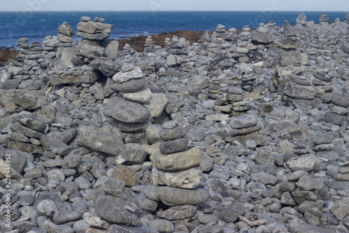 Photo Background abstract view of zen stones on a rocky beach in rural Ireland