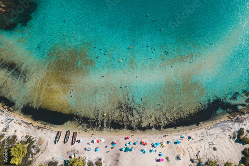 Fotografia Aerial view of the tropical beach full of people