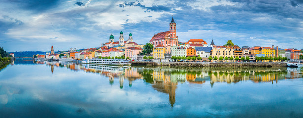 Fototapete - Passau city panorama with Danube river at sunset, Bavaria, Germany