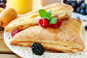 Canvas Print - Delicious puff pastry cakes filled with cheese and fruits.