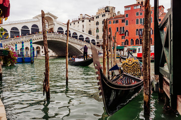 Fototapete - Rialto bridge and Grand Canal in Venice, Italy. View of Venice Grand Canal with gandola. Architecture and landmarks of Venice. Venice postcard