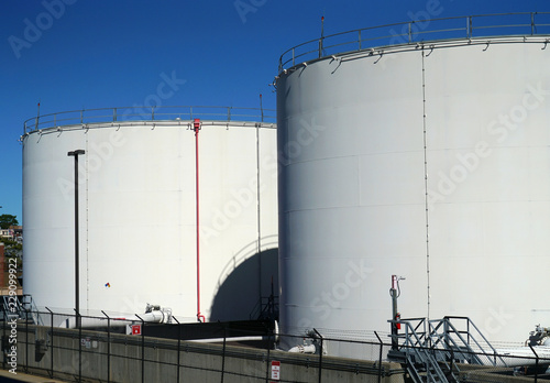 Fotografía close up on the oil storage tank in the factory