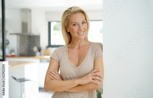 Fotomural 40-year-old blond woman standing inside house