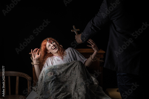Fotografía Scary woman possessed by devil in the bed