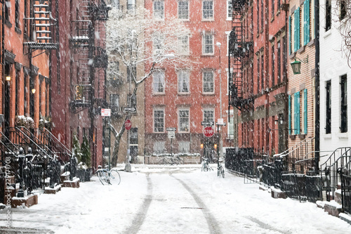 Fototapeta na drzwi i meble Śnieżna zima scena na Gay Street w dzielnicy Greenwich Village na Manhattanie w Nowym Jorku