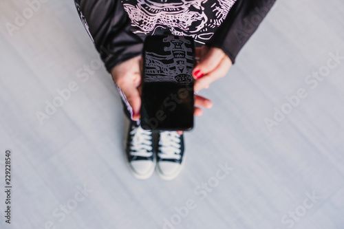 Fotografía top view of a young woman using mobile phone