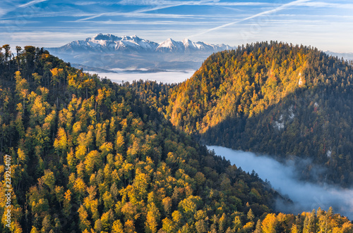 piekna-poranna-panorama-wawozu-dunajca-i-tatr-kolorowa-jesien
